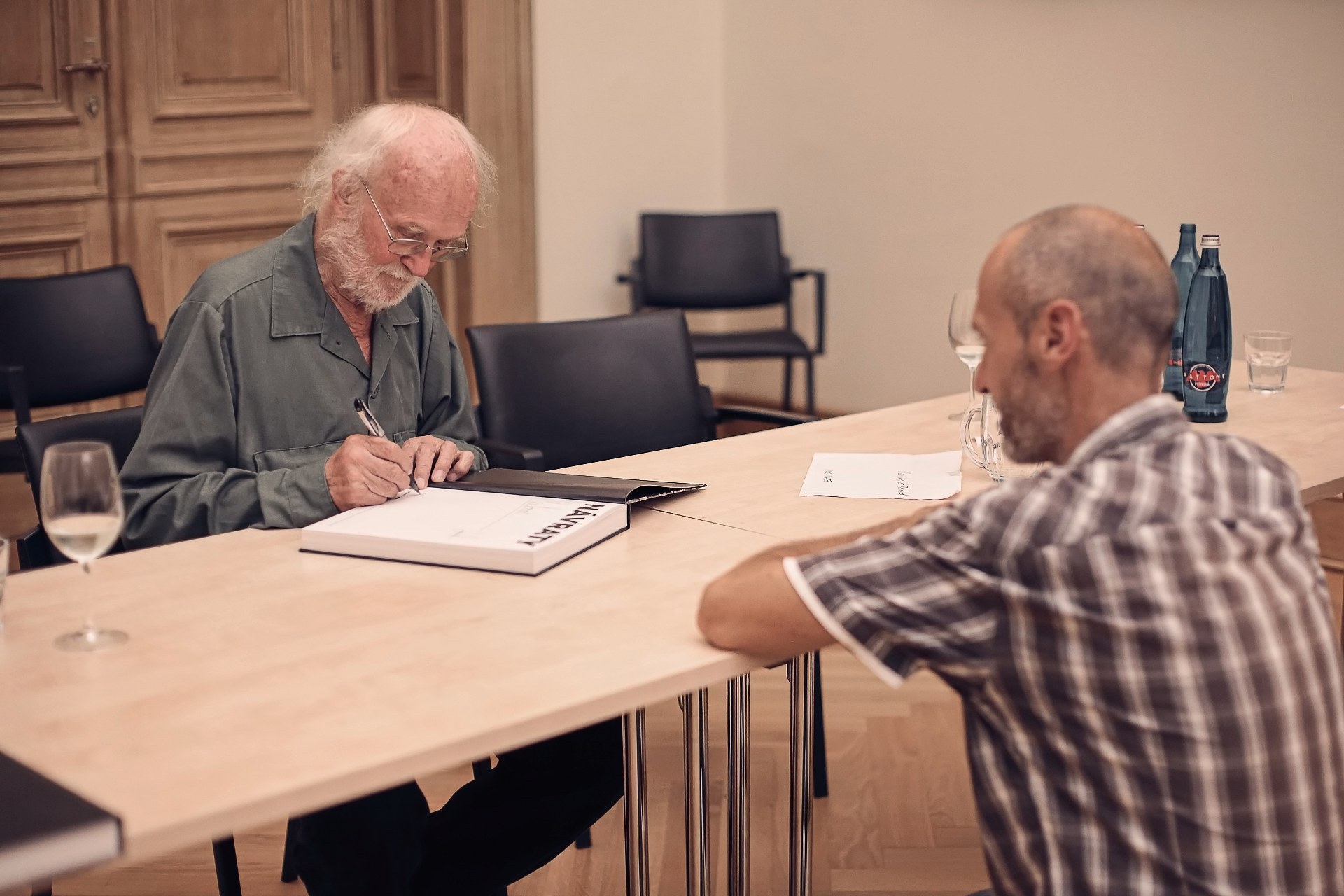 Josef Koudelka fotograf podepisuje svou knihu NÁVRATY